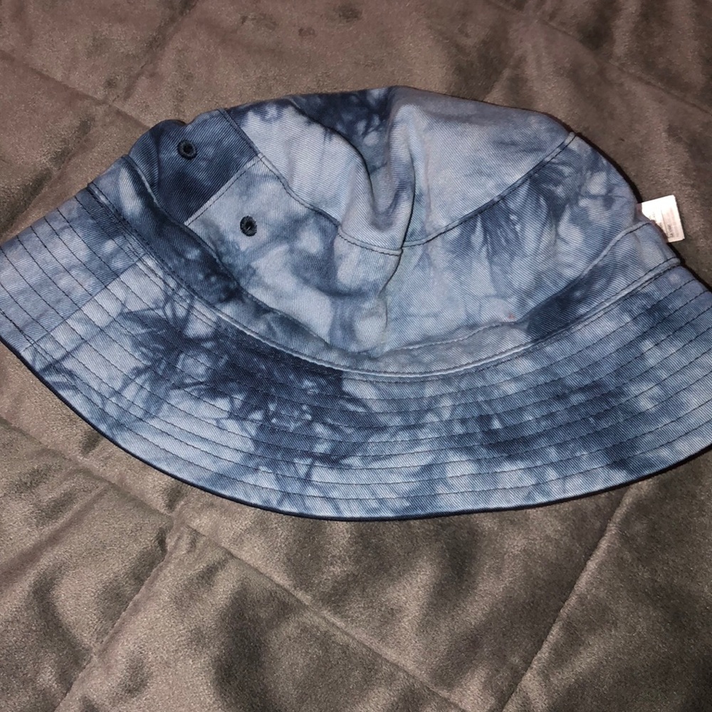 Reversible bucket hat